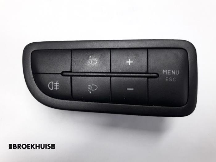 Używane Przelacznik Peugeot Bipper (AA) 1.4 HDi Cena € 10,00 Procedura marży oferowane przez Autobedrijf Broekhuis B.V.