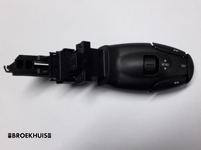 Steering wheel mounted radio control from a Peugeot 307 Break (3E) 1.6 HDiF 110 16V 2006
