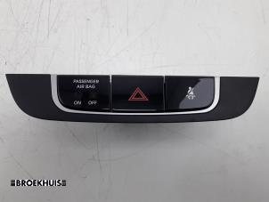 Used Panic lighting switch Hyundai iX35 (LM) 1.6 GDI 16V Price € 25,00 Margin scheme offered by Autobedrijf Broekhuis B.V.