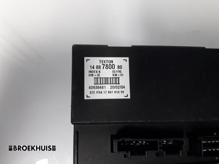 Central door locking module from a Peugeot 807 2.0 HDi 16V 2004