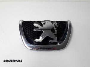 Usagé Emblème Peugeot 207/207+ (WA/WC/WM) 1.4 Prix € 20,00 Règlement à la marge proposé par Autobedrijf Broekhuis B.V.