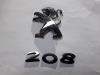 Emblem from a Peugeot 208 I (CA/CC/CK/CL), 2012 / 2019 1.0 Vti 12V PureTech, Hatchback, Petrol, 999cc, 50kW (68pk), FWD, EB0; ZMZ, 2012-03 / 2019-12, CAZMZ; CCZMZ 2013