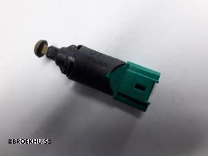 Used Brake light switch Peugeot 5008 I (0A/0E) 2.0 HDiF 16V Price € 10,00 Margin scheme offered by Autobedrijf Broekhuis B.V.