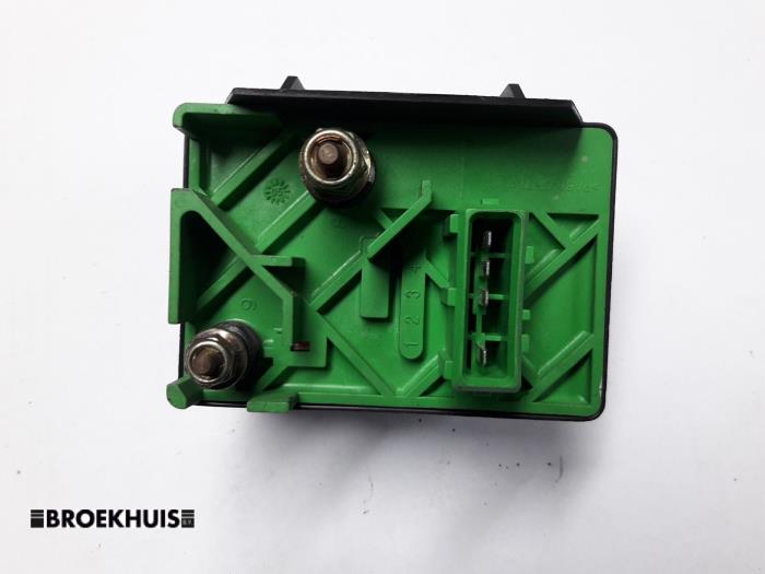 Glow plug relay from a Peugeot Boxer (244) 2.2 HDi 2006