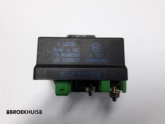 Glow plug relay from a Peugeot Boxer (244) 2.2 HDi 2006