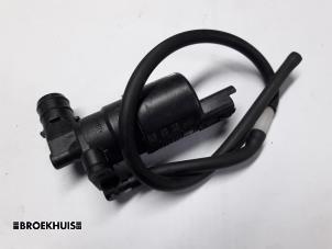 Used Windscreen washer pump Peugeot 107 1.0 12V Price € 7,50 Margin scheme offered by Autobedrijf Broekhuis B.V.