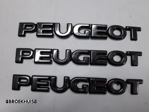 Usados Emblema Peugeot 107 Precio € 7,50 Norma de margen ofrecido por Autobedrijf Broekhuis B.V.