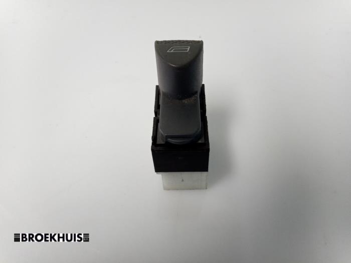 Usados Interruptor de ventanilla eléctrica Fiat Bravo (182A) Precio € 5,00 Norma de margen ofrecido por Autobedrijf Broekhuis B.V.