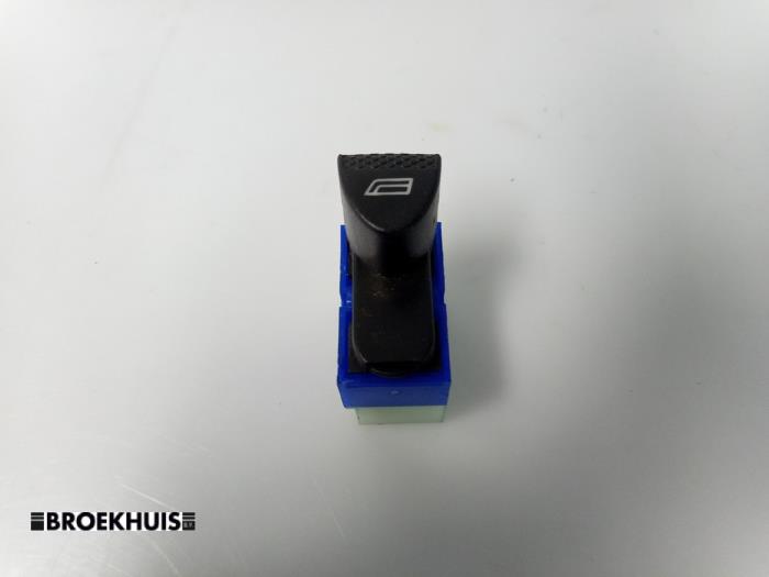 Usados Interruptor de ventanilla eléctrica Fiat Brava (182B) Precio € 5,00 Norma de margen ofrecido por Autobedrijf Broekhuis B.V.