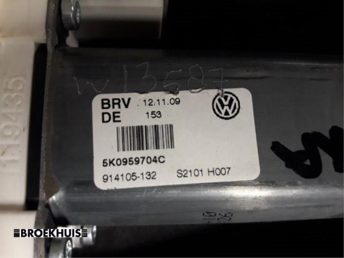 Mechanizm szyby prawej tylnej wersja 4-drzwiowa z Volkswagen Golf VI (5K1) 1.4 16V 2010