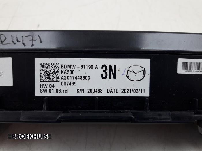 Panneau de commandes chauffage d'un Mazda CX-30 (DM) 2.0 e-SkyActiv X 186 16V 2021