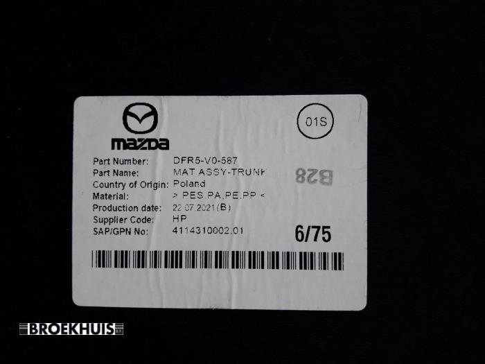 Alfombrilla de maletero de un Mazda CX-30 (DM) 2.0 e-SkyActiv X 186 16V 2021