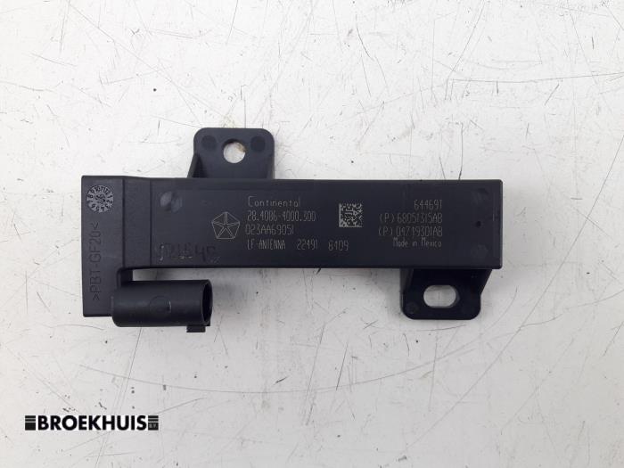 Używane Keyless Entry-Antena Chrysler Pacifica 3.6 V6 24V Cena € 7,50 Procedura marży oferowane przez Autobedrijf Broekhuis B.V.