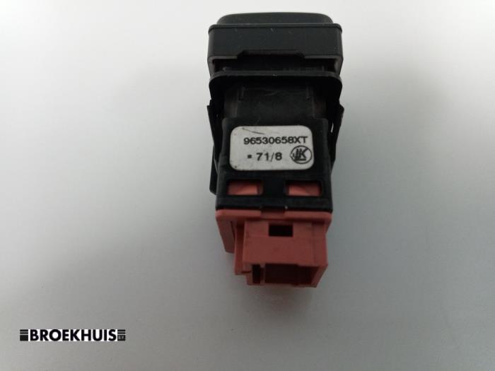 Tank cap cover switch from a Citroen C4 Grand Picasso 2010