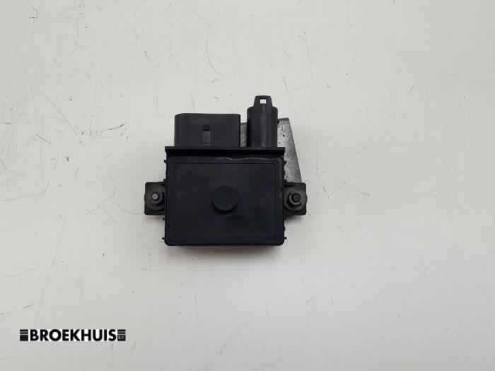 Glow plug relay from a BMW 5 serie Touring (E61) 520d 16V 2009