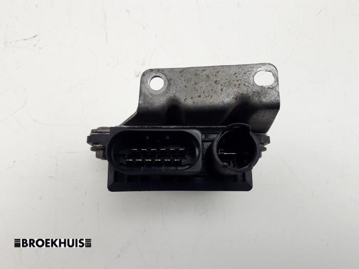Glow plug relay from a BMW 5 serie Touring (E61) 520d 16V 2009