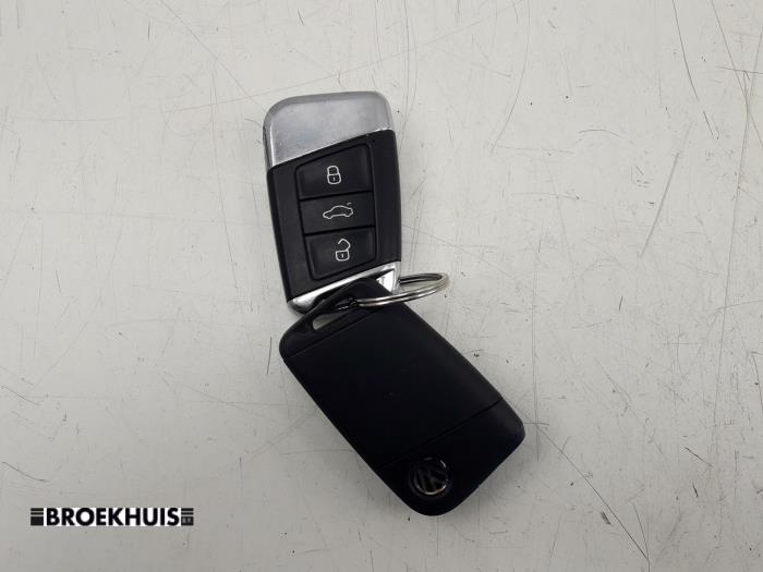 Key from a Volkswagen Passat Variant (3G5) 1.6 TDI 16V 2016