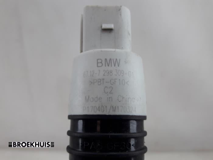 Pompe lave-glace avant d'un BMW 3 serie (F30) 320i 2.0 16V 2018