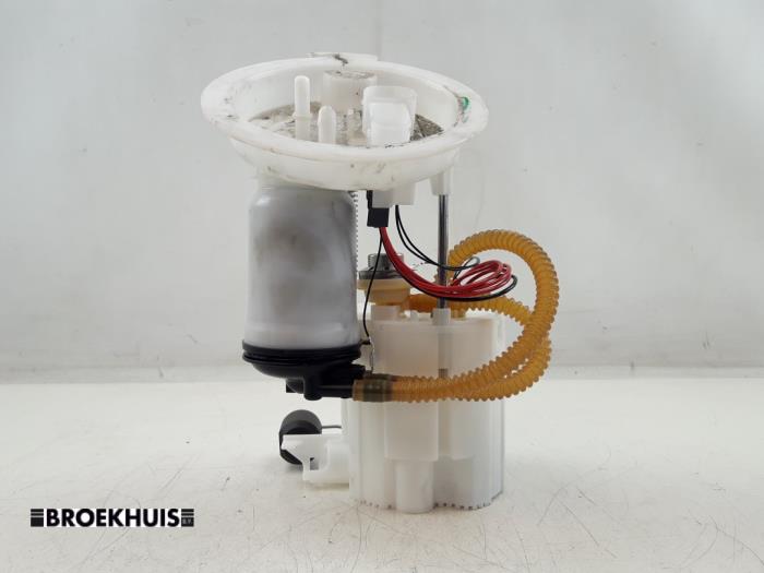 Electric fuel pump from a BMW 3 serie (F30) 320i 2.0 16V 2018