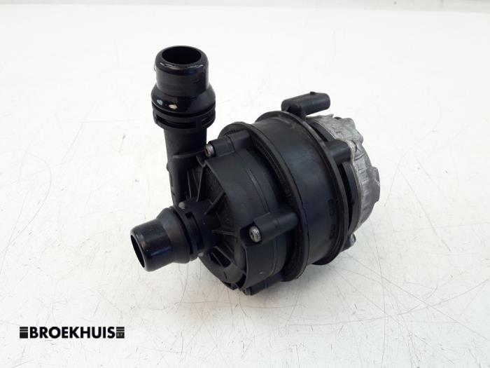 Additional water pump from a BMW 3 serie (F30) 320i 2.0 16V 2018