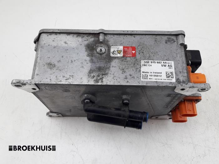 Battery charger from a Volkswagen Golf VII (AUA) 1.4 GTE 16V 2015