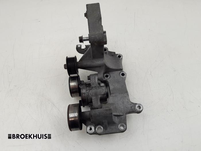 Usagé Support dynamo bas Mitsubishi Outlander (GF/GG) 2.0 16V 4x2 Prix € 50,00 Règlement à la marge proposé par Autobedrijf Broekhuis B.V.