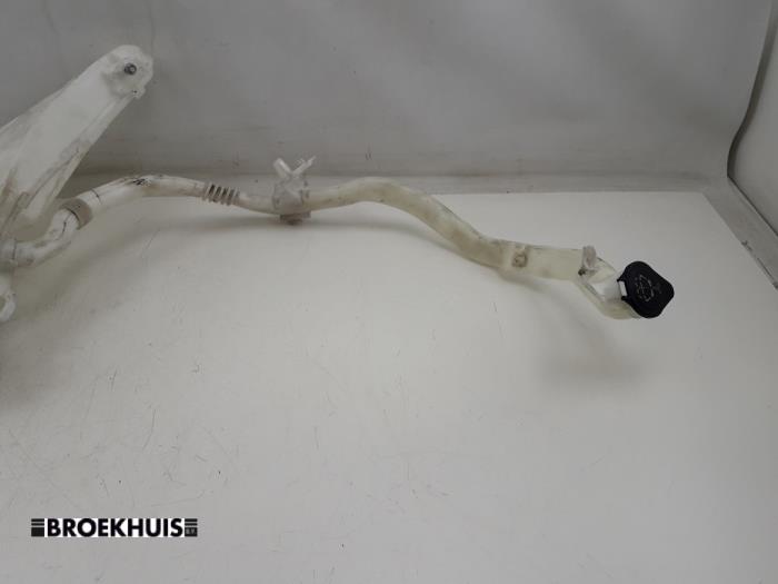 Front windscreen washer reservoir from a BMW 5 serie Touring (F11) 520d 16V 2014