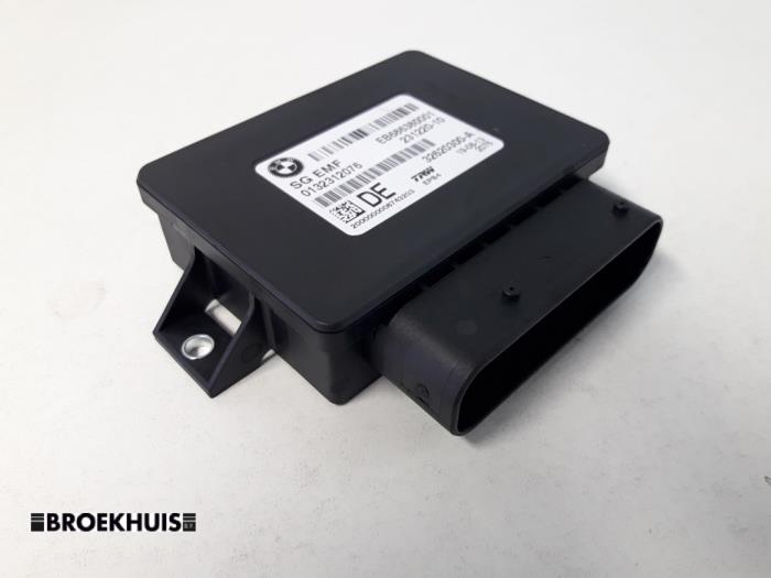 Parking brake module from a BMW 5 serie Touring (F11) 520d 16V 2014