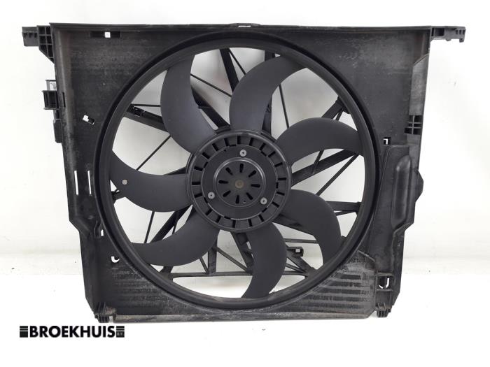 Fan motor from a BMW 5 serie Touring (F11) 520d 16V 2014