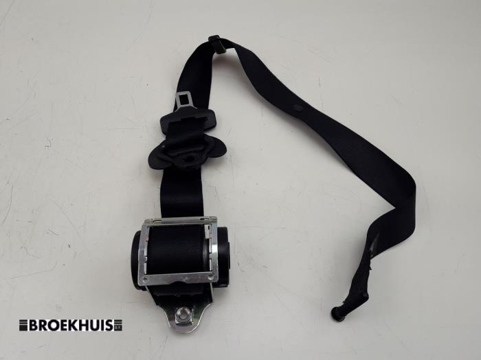Front seatbelt, left from a BMW 5 serie Touring (F11) 520d 16V 2014