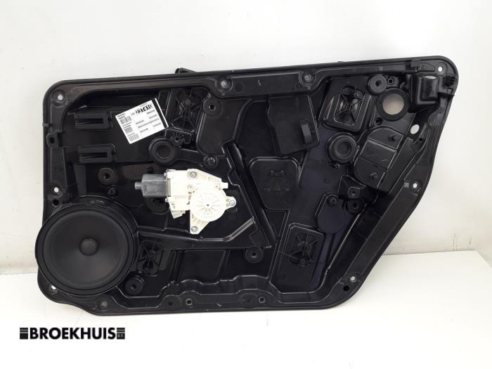 Mechanizm szyby prawej przedniej wersja 4-drzwiowa z Mercedes-AMG GLA AMG (156.9) 2.0 45 AMG Turbo 16V 2015