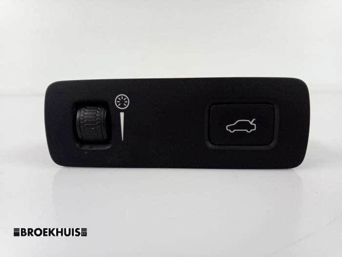 Używane Przelacznik Polestar Polestar 2 78kWh Long Range Dual Motor Cena € 20,00 Procedura marży oferowane przez Autobedrijf Broekhuis B.V.