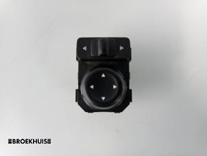 Usados Interruptor de retrovisor Renault Master IV (MA/MB/MC/MD/MH/MF/MG/MH) 2.3 dCi 135 16V FWD Precio € 24,20 IVA incluido ofrecido por Autobedrijf Broekhuis B.V.