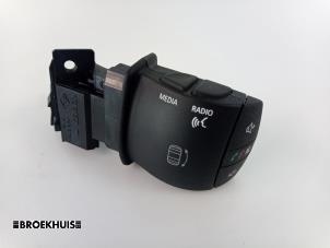 Used Steering wheel mounted radio control Renault Master IV (MA/MB/MC/MD/MH/MF/MG/MH) 2.3 dCi 135 16V FWD Price € 48,40 Inclusive VAT offered by Autobedrijf Broekhuis B.V.