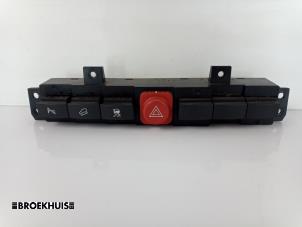 Używane Przelacznik swiatel awaryjnych Opel Antara (LA6) 2.4 16V 4x4 Cena € 15,00 Procedura marży oferowane przez Autobedrijf Broekhuis B.V.