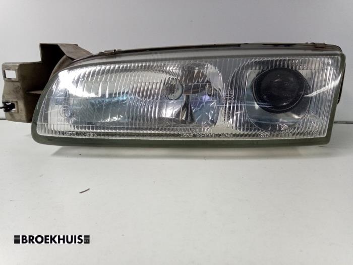 Używane Reflektor lewy Mazda 626 (GE14/74/84) 2.0i LX,GLX 16V Cena € 25,00 Procedura marży oferowane przez Autobedrijf Broekhuis B.V.
