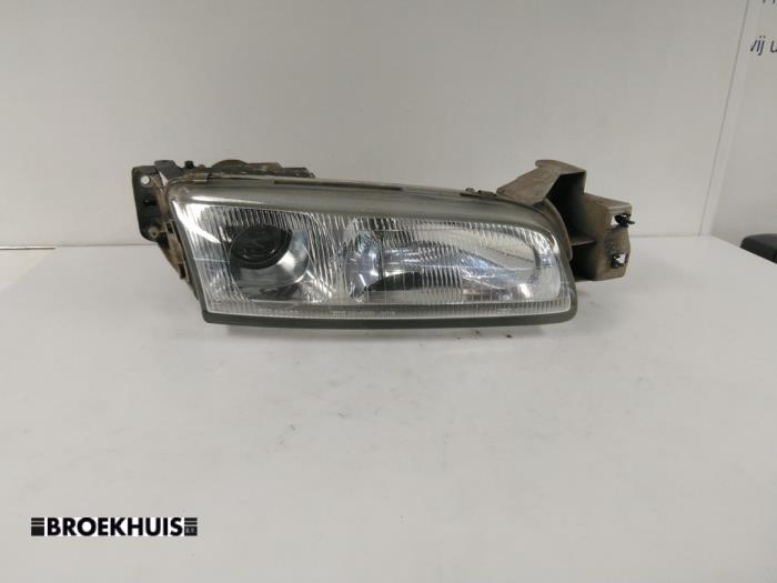 Używane Reflektor prawy Mazda 626 (GE14/74/84) 2.0i LX,GLX 16V Cena € 25,00 Procedura marży oferowane przez Autobedrijf Broekhuis B.V.
