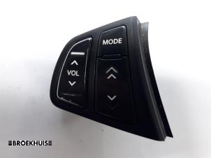 Usados Interruptor de mando de volante Hyundai i30 Crosswagon (WWH) 1.6 CRDi 16V VGT HP Precio € 15,00 Norma de margen ofrecido por Autobedrijf Broekhuis B.V.