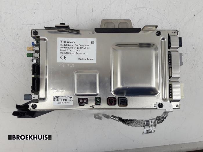 Usagé Ordinateur de bord Tesla Model 3 Long Range AWD 75 kWh Prix € 350,00 Règlement à la marge proposé par Autobedrijf Broekhuis B.V.