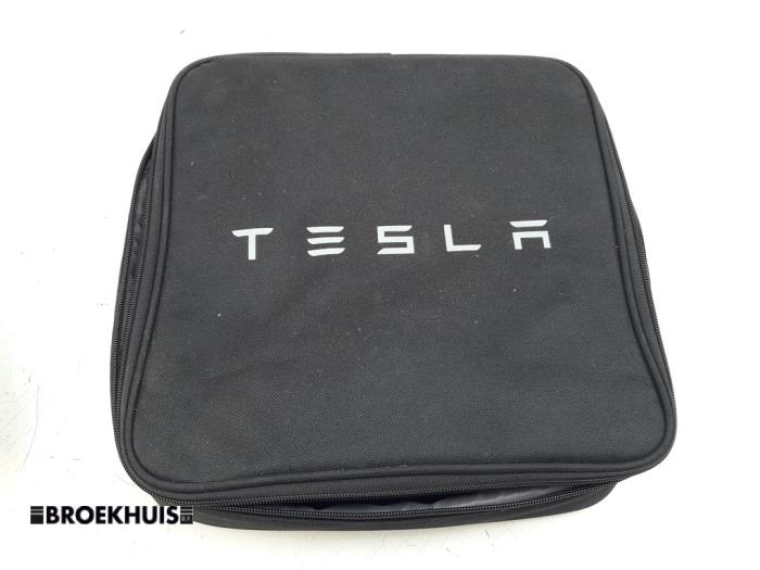 Kabel ladowania samochodu elektrycznego z Tesla Model 3 EV AWD 2019
