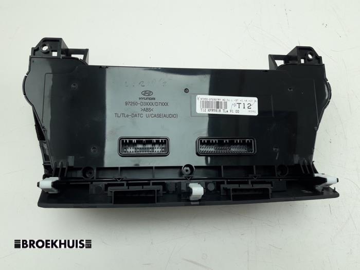 Heater control panel from a Hyundai Tucson (TL) 1.6 T-GDi 16V 2WD 2015