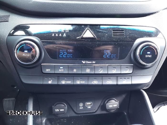 Heater control panel from a Hyundai Tucson (TL) 1.6 T-GDi 16V 2WD 2015
