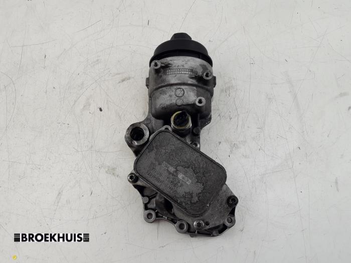 Oil filter housing from a Peugeot 208 II (UB/UH/UP) 1.5 BlueHDi 100 2020