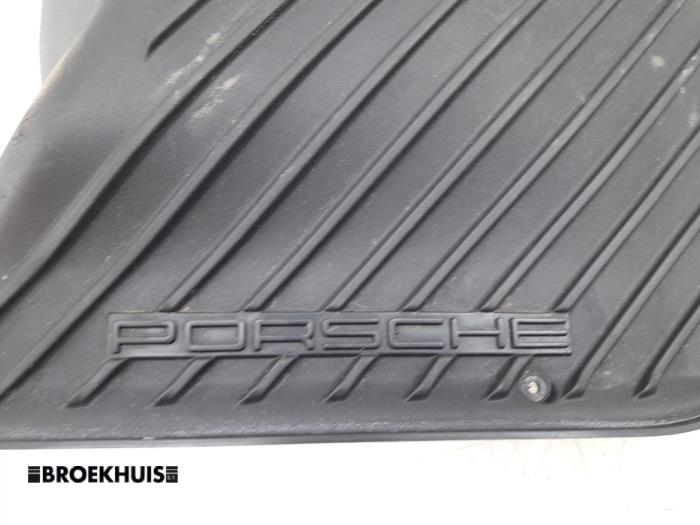 Cover, miscellaneous from a Porsche 911 (996) 3.6 Carrera 4 24V 2003