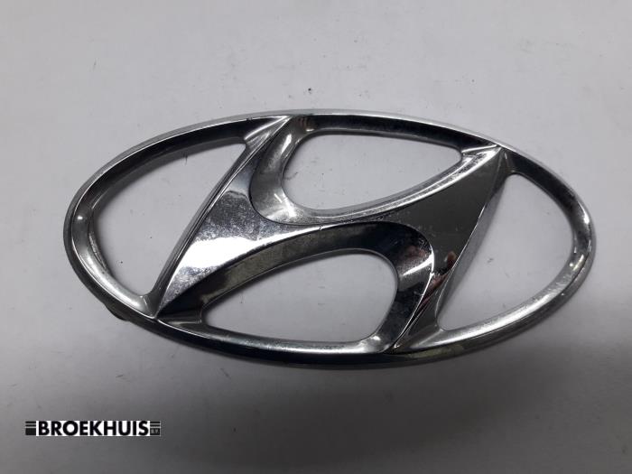 Używane Emblemat Hyundai Santa Fe II (CM) 2.2 CRDi 16V 4x4 Cena € 5,00 Procedura marży oferowane przez Autobedrijf Broekhuis B.V.