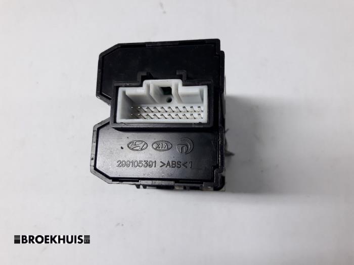 ESP Schalter van een Kia Rio III (UB) 1.2 CVVT 16V 2011
