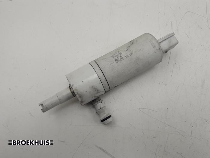 Headlight washer pump from a Mercedes-Benz ML II (164/4JG) 3.0 ML-280 CDI 4-Matic V6 24V 2008