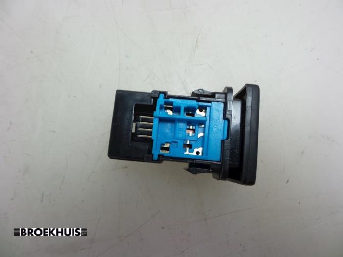 ASR switch from a Toyota Yaris III (P13) 1.33 16V Dual VVT-I 2013