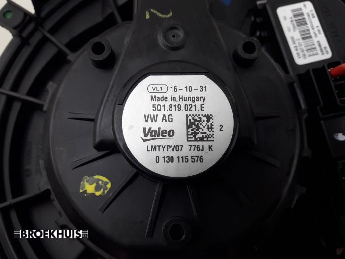 Heating and ventilation fan motor from a Audi A3 Sportback (8VA/8VF) 1.4 TFSI 16V e-tron 2016