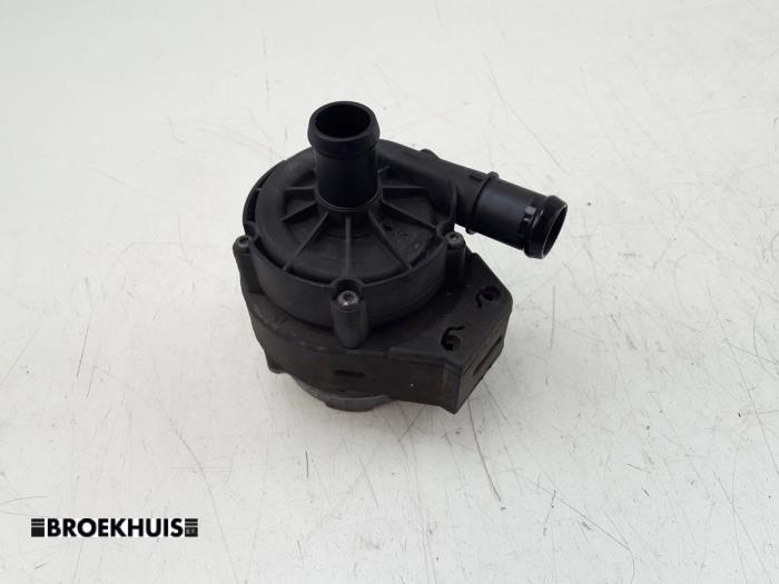 Begagnade Extra vattenpump Audi A3 Sportback (8VA/8VF) 1.4 TFSI 16V e-tron Pris € 35,00 Marginaltabell erbjuds av Autobedrijf Broekhuis B.V.